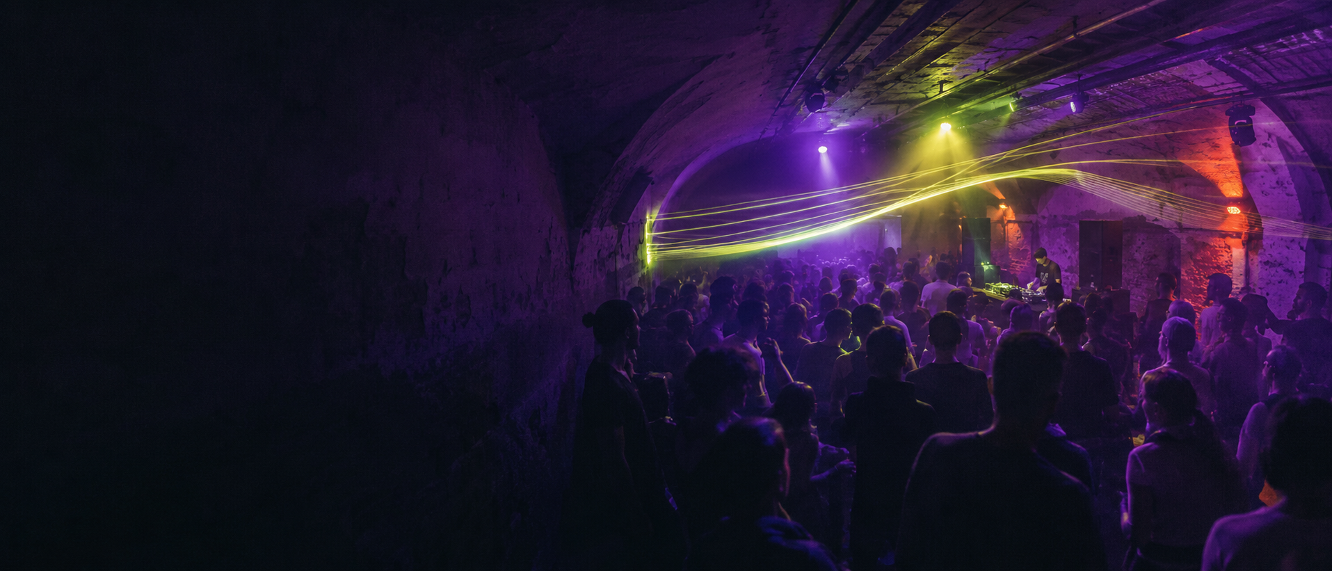 Menschen bei einer elektronischen Clubnacht in einem Wiener Kellergewölbe
